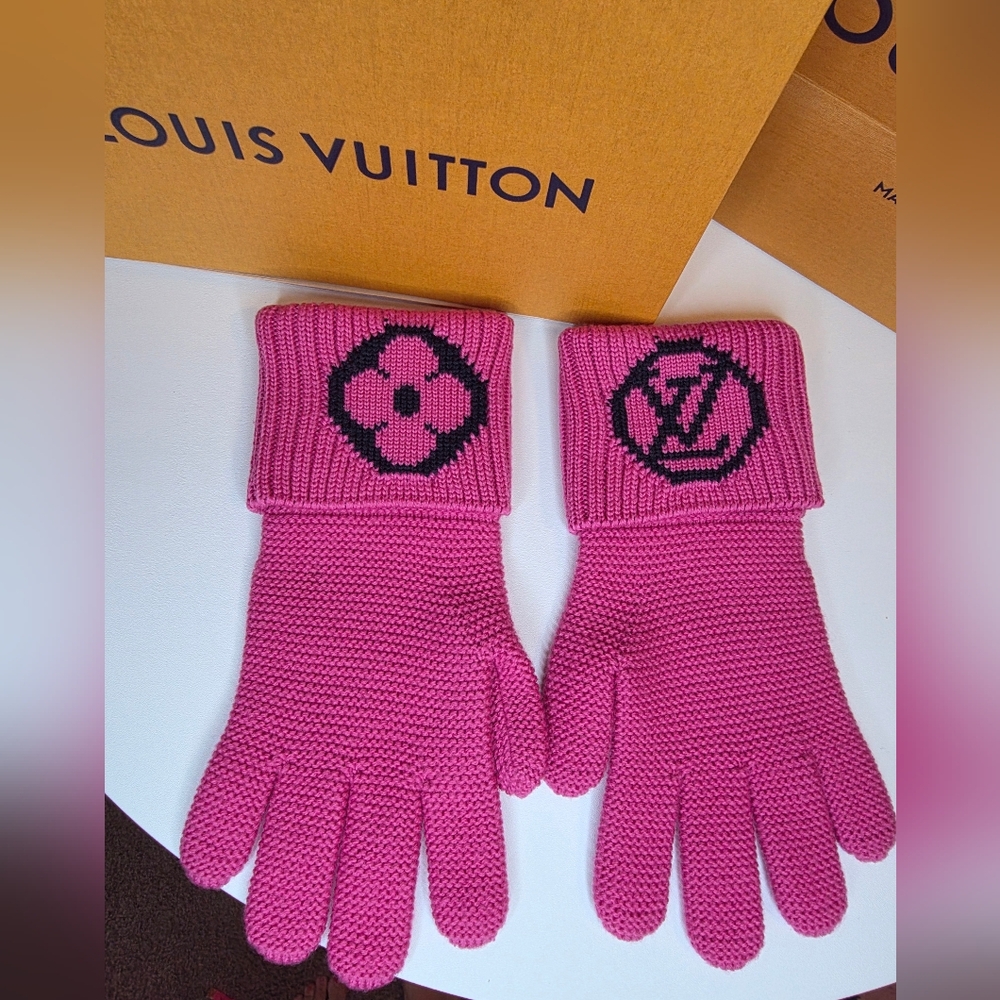 Rare Louis Vuitton Pink Knit Monogram Gloves!
